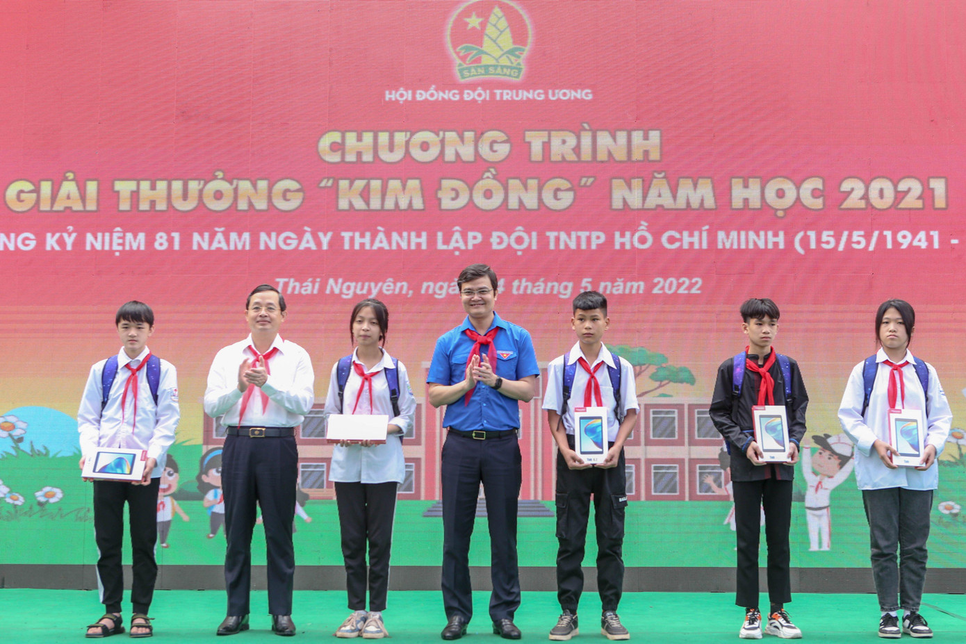 Trao tặng thiết bị máy tính bảng cho các em thiếu nhi