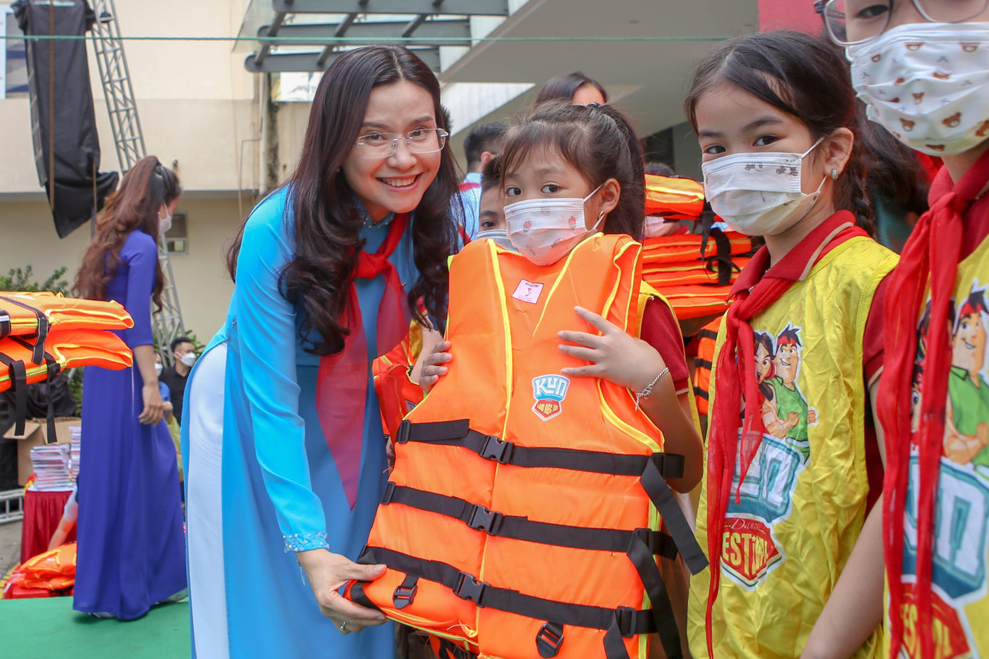 Chị Nguyễn Phạm Duy Trang, Bí thư T.Ư Đoàn, Chủ tịch Hội đồng Đội T.Ư trao tặng áo phao cho các em thiếu nhi