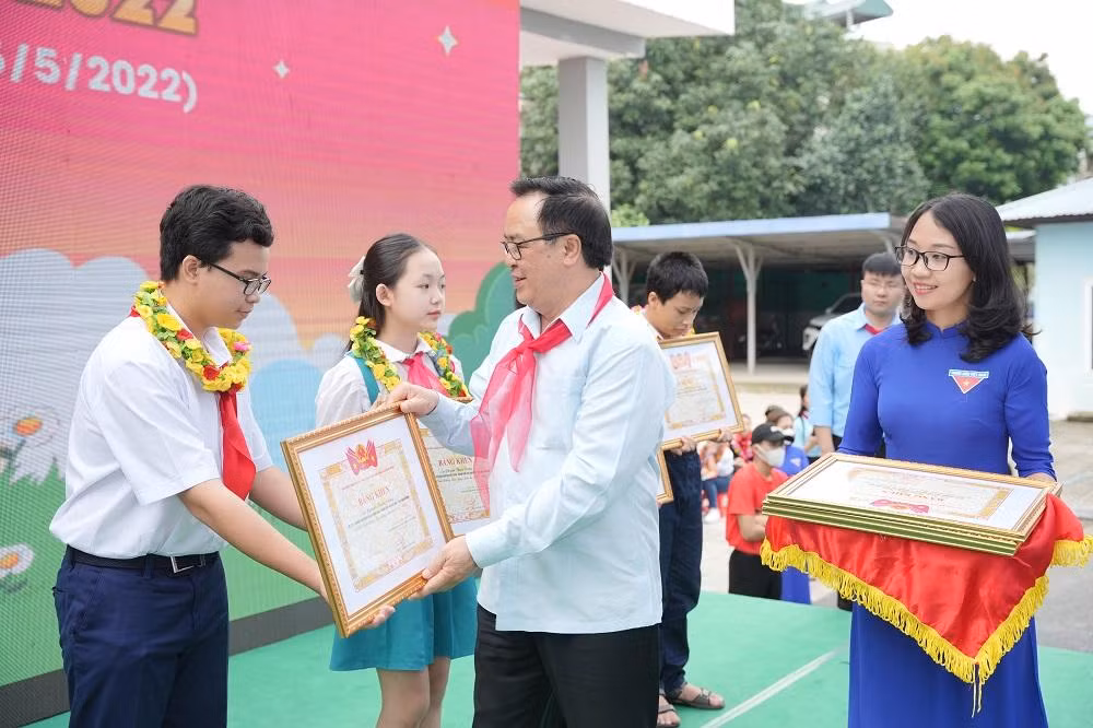 Ông Hoàng Bình Quân, nguyên Trưởng Ban Đối ngoại T.Ư; nguyên Bí thư thứ nhất T.Ư Đoàn, nguyên Chủ tịch Hội đồng Đội T.Ư khóa 3 trao giải thưởng Kim Đồng cho các em đội viên và cán bộ chỉ huy Đội xuất sắc