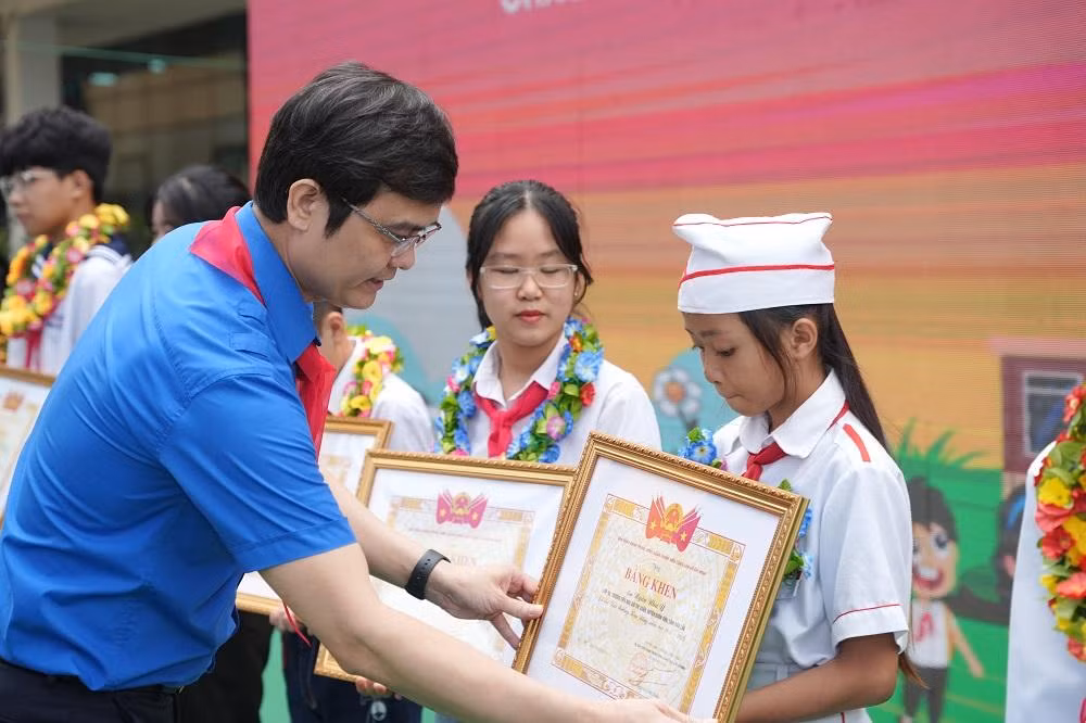 Anh Bùi Quang Huy, Ủy viên dự khuyết T.Ư Đảng, Bí thư thường trực T.Ư Đoàn trao giải thưởng Kim Đồng cho các em đội viên và cán bộ chỉ huy Đội xuất sắc