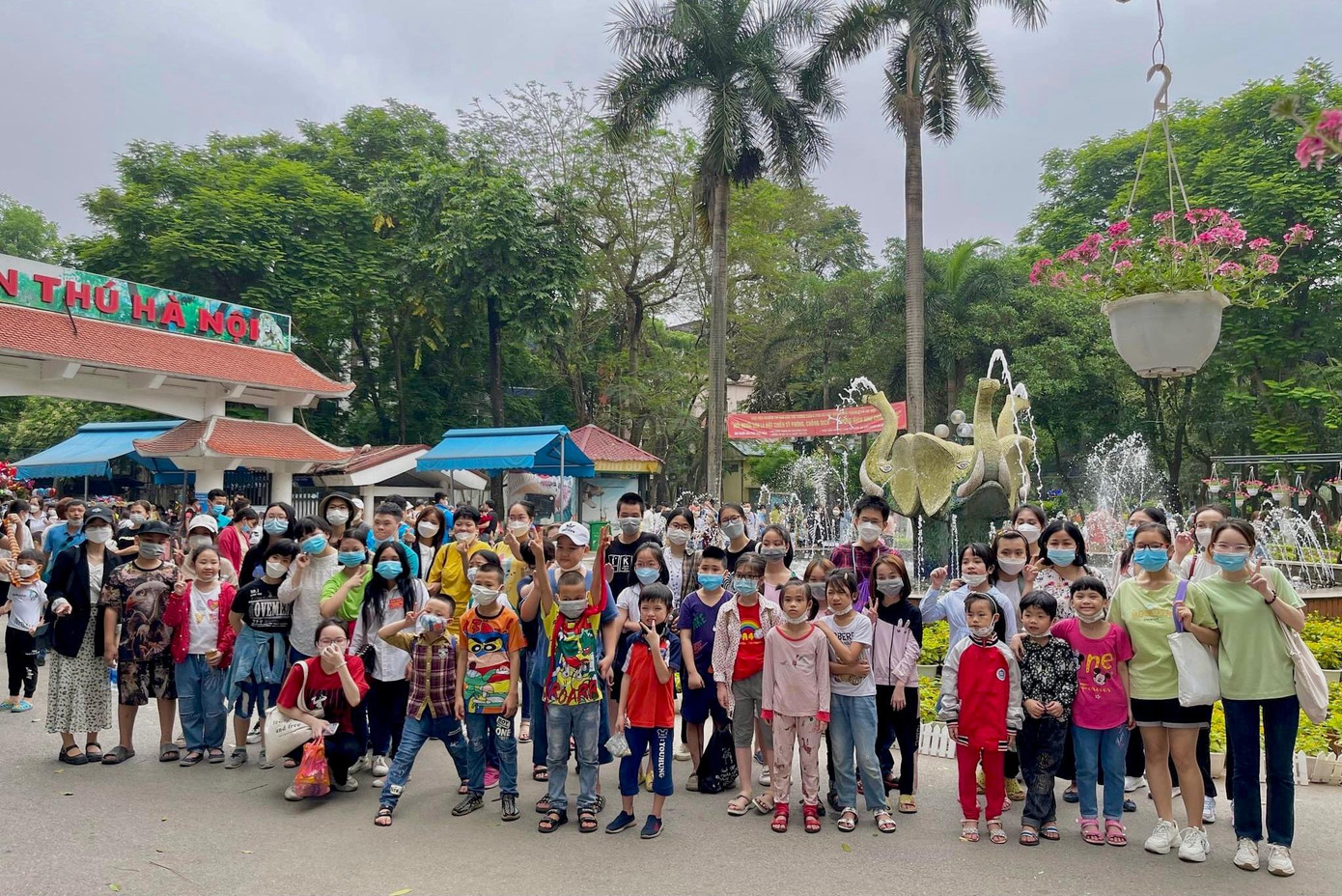 Các học viên nhí được trải nghiệm ngoại khóa tại Công viên Thủ Lệ. Ảnh NVCC