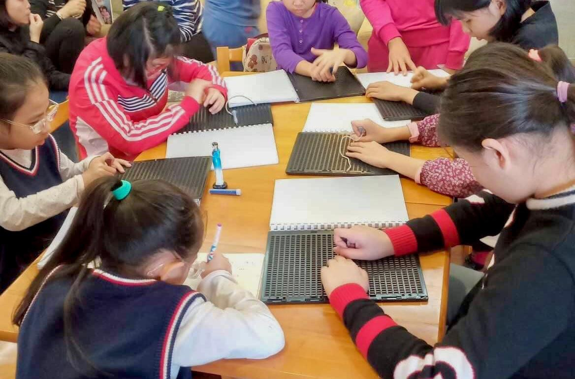 Lớp học đặc biệt với vở ghi chép là máy đánh chữ. Ảnh NVCC