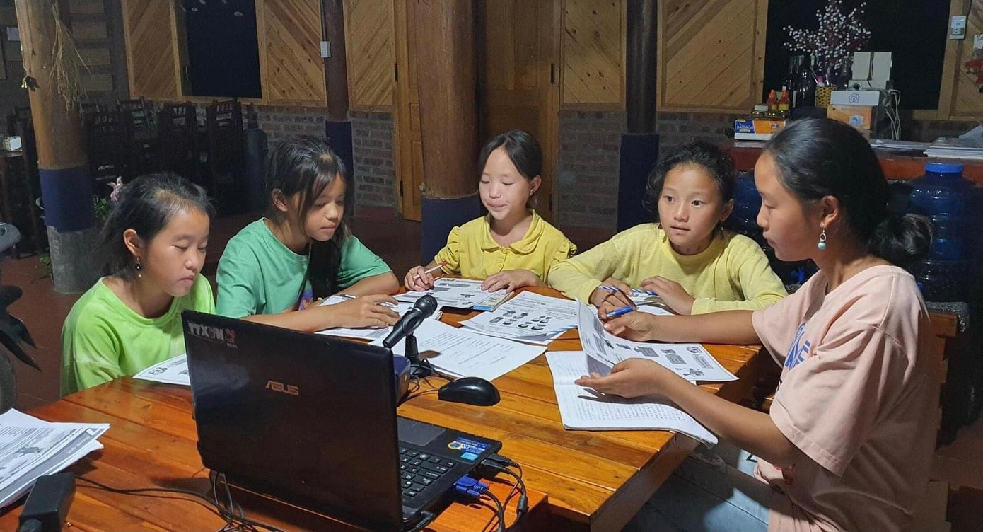 Buổi học trực tuyến tại lớp học Phúc Xá (Hà Nội). Ảnh NVCC