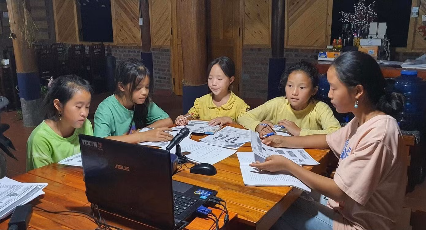 Buổi học trực tuyến tại lớp học Phúc Xá (Hà Nội). Ảnh NVCC