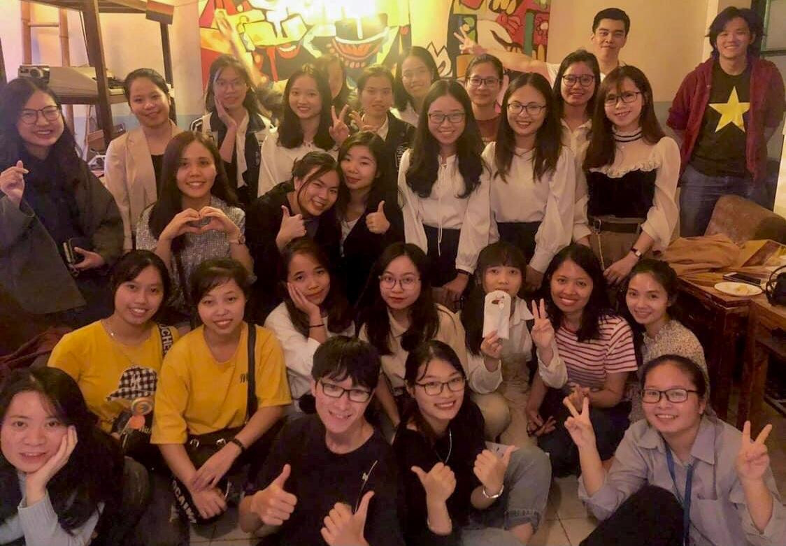 Các tình nguyện viên giàu tâm huyết của Lớp học Cầu Vồng. Ảnh NVCC