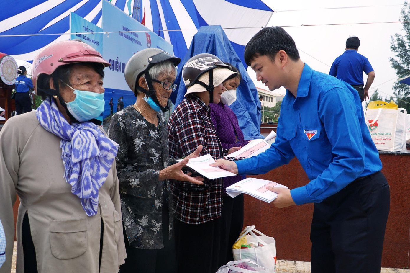 Anh Nguyễn Minh Triết, Bí thư T.Ư Đoàn, Chủ tịch T.Ư Hội SVVN trao quà cho bà con nhân dân trên đảo Phú Quý