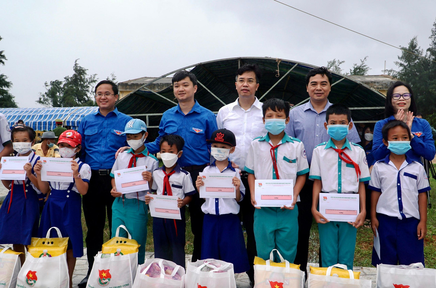 Trao tặng quà và học bổng cho các em học sinh trên đảo Phú Quý