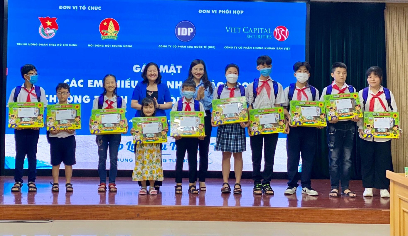 Chị Nguyễn Phạm Duy Trang, Bí thư T.Ư Đoàn, Chủ tịch Hội đồng Đội T.Ư; bà Nguyễn Thị Hà, Thứ trưởng Bộ LĐTB&amp;XH tặng quà cho các em thiếu nhi tại chương trình