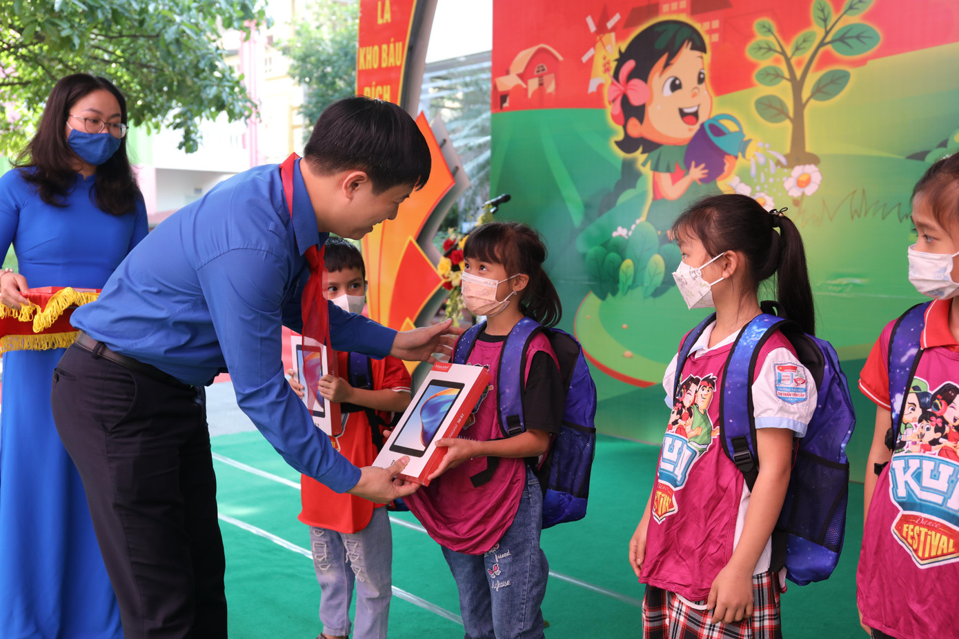 Anh Lê Hải Long, Trưởng Ban Công tác Thiếu nhi T.Ư Đoàn, Phó Chủ tịch thường trực Hội đồng Đội T.Ư trao quà cho các em thiếu nhi Phú Thọ. Anh Lê Hải Long, Trưởng Ban Công tác Thiếu nhi T.Ư Đoàn, Phó Chủ tịch thường trực Hội đồng Đội T.Ư trao quà cho các em thiếu nhi Phú Thọ.