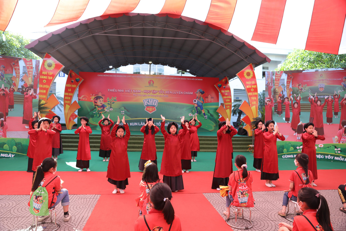 Các em thiếu nhi biểu diễn các tiết mục văn nghệ đặc sắc tại ngày hội Các em thiếu nhi biểu diễn các tiết mục văn nghệ đặc sắc tại ngày hội