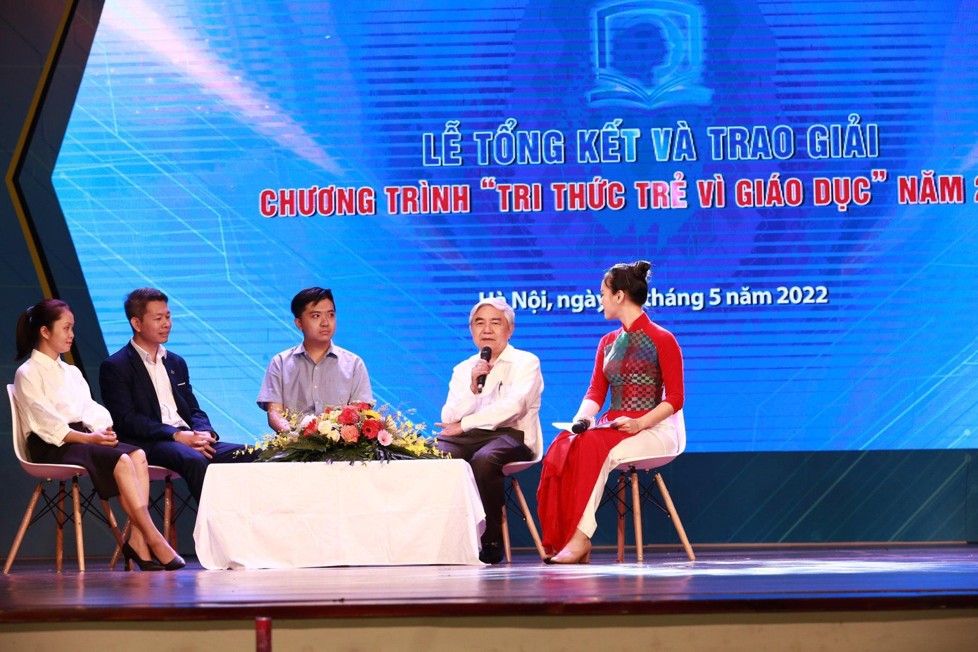 Ban giám khảo và các tác giả giao lưu tại buổi lễ trao giải Ban giám khảo và các tác giả giao lưu tại buổi lễ trao giải