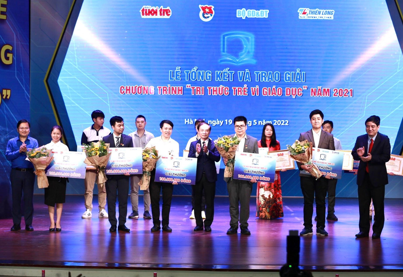 Các đại biểu trao giải cho 5 công trình tiêu biểu nhất chương trình Tri thức trẻ vì giáo dục năm 2021 với phần thưởng 100 triệu đồng/công trình Các đại biểu trao giải cho 5 công trình tiêu biểu nhất chương trình Tri thức trẻ vì giáo dục năm 2021 với phần thưởng 100 triệu đồng/công trình