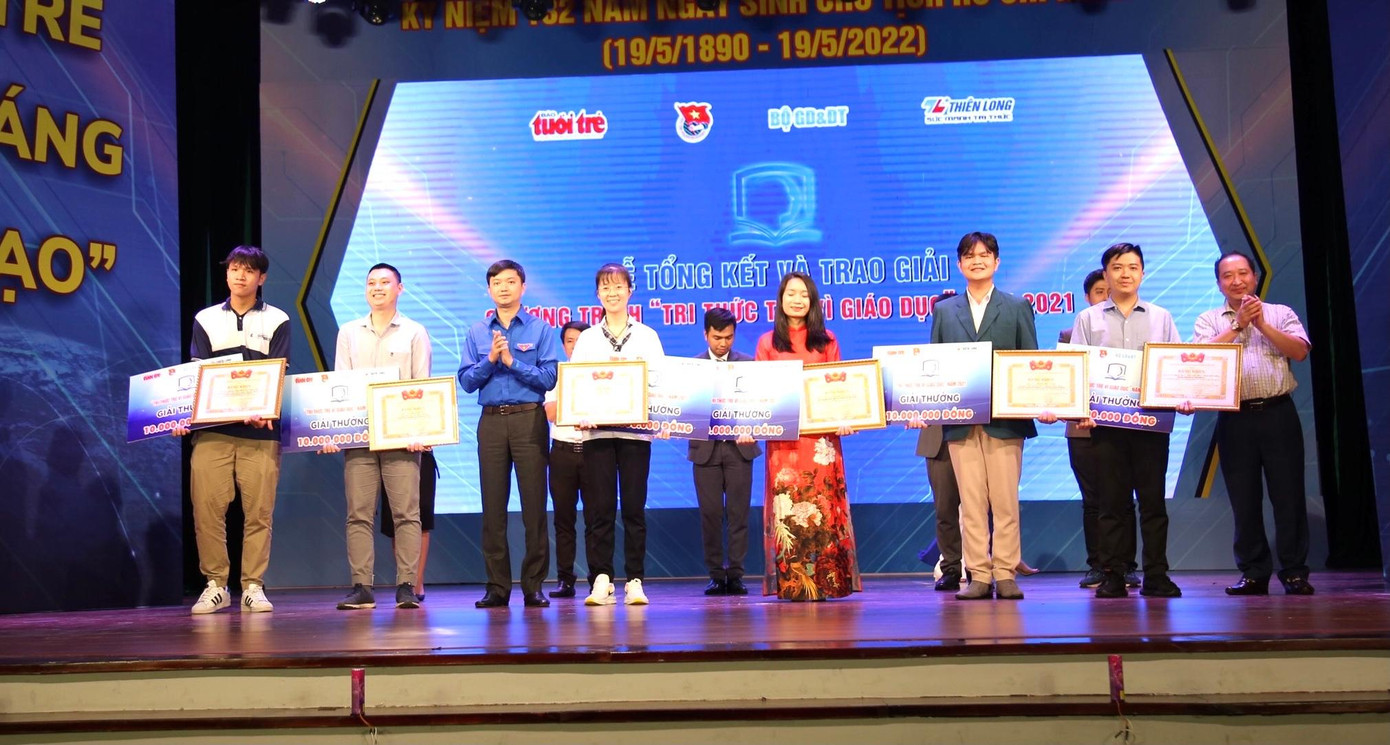 Ban tổ chức trao giải thưởng cho 6 công trình nhận giải thưởng 10 triệu đồng/công trình Ban tổ chức trao giải thưởng cho 6 công trình nhận giải thưởng 10 triệu đồng/công trình