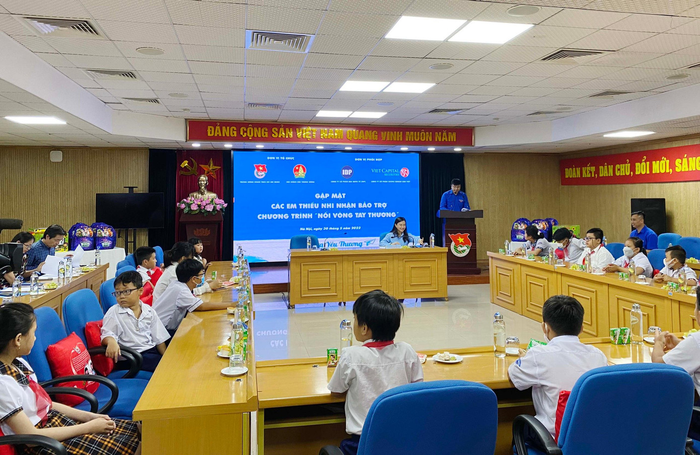 Các em thiếu nhi tham gia chương trình gặp mặt