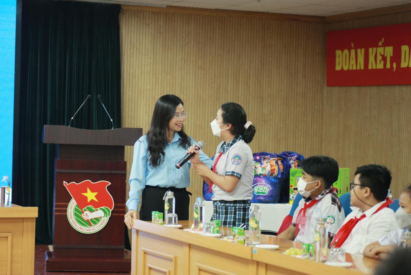 Chị Nguyễn Phạm Duy Trang, Bí thư T.Ư Đoàn, Chủ tịch Hội đồng Đội T.Ư trò chuyện với các em thiếu nhi tại chương trình