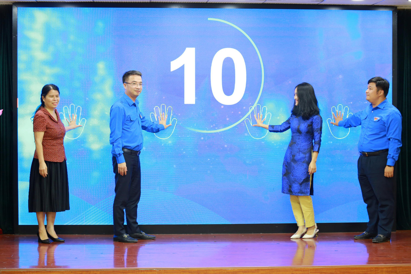 Các đại biểu nhấn nút phát động cuộc thi tương tác trực tuyến “Thanh niên chuẩn - Nói không với định kiến giới”. Các đại biểu nhấn nút phát động cuộc thi tương tác trực tuyến “Thanh niên chuẩn - Nói không với định kiến giới”.