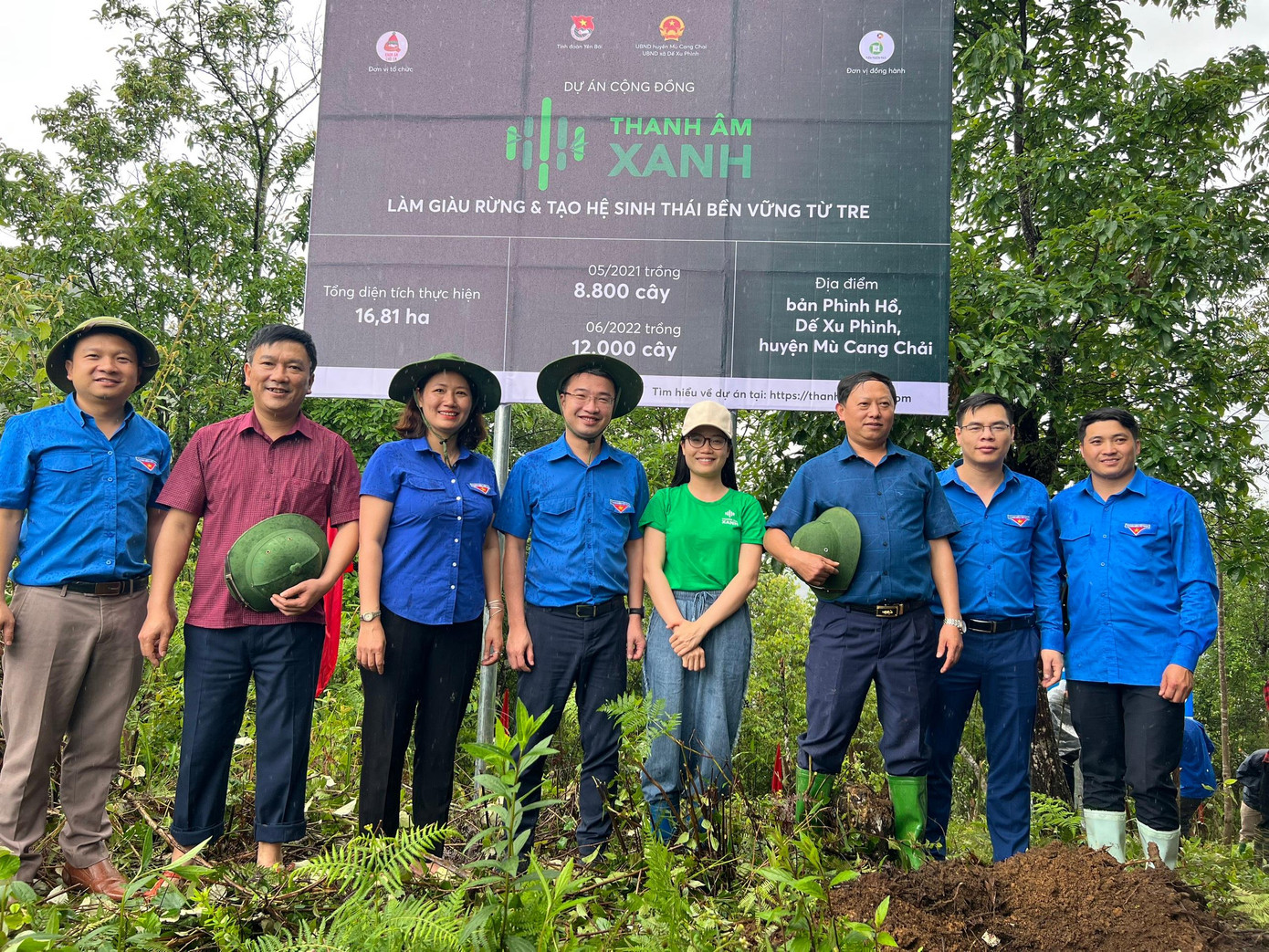 Bí thư T.Ư Đoàn Nguyễn Tường Lâm (thứ 4, từ trái sang) cùng các đại biểu tham gia trồng cây tre tại xã Dế Xu Phình Bí thư T.Ư Đoàn Nguyễn Tường Lâm (thứ 4, từ trái sang) cùng các đại biểu tham gia trồng cây tre tại xã Dế Xu Phình