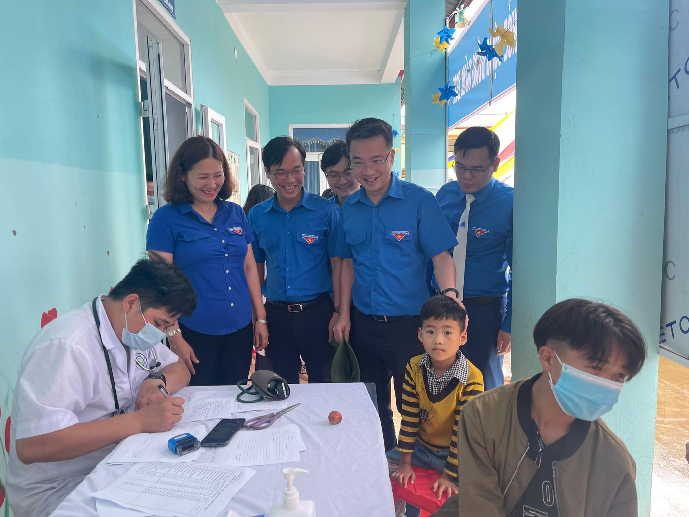 Khám bệnh, cấp phát thuốc miễn phí cho người dân Khám bệnh, cấp phát thuốc miễn phí cho người dân