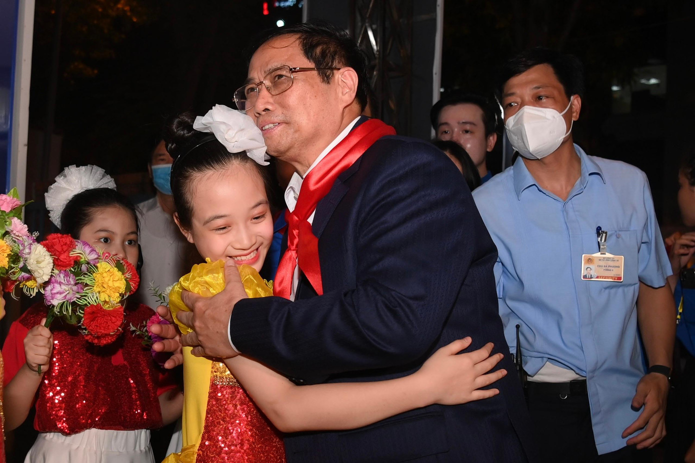 Thủ tướng Phạm Minh Chính dành tình cảm cho các em thiếu nhi tại chương trình. Ảnh: Như Ý Thủ tướng Phạm Minh Chính dành tình cảm cho các em thiếu nhi tại chương trình. Ảnh: Như Ý