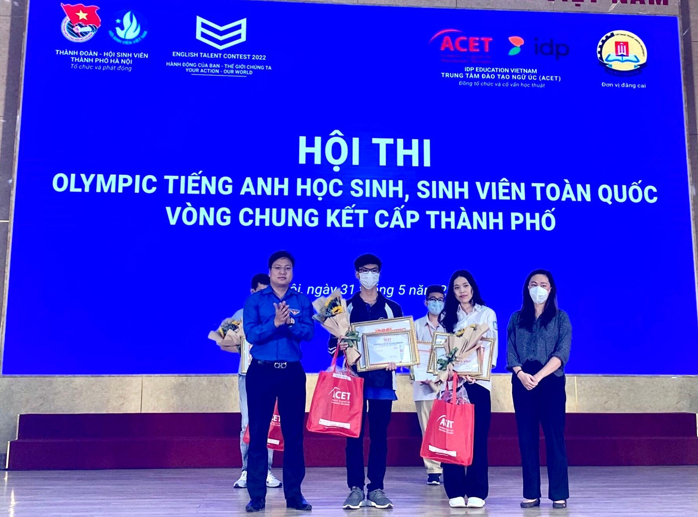 Ban tổ chức trao giải Nhất cho các thí sinh tại hội thi