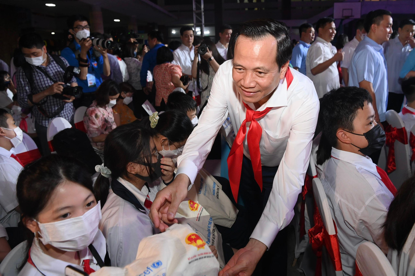 Những món quà được trao tận tay cho các em thiếu nhi có mặt tại chương trình Những món quà được trao tận tay cho các em thiếu nhi có mặt tại chương trình