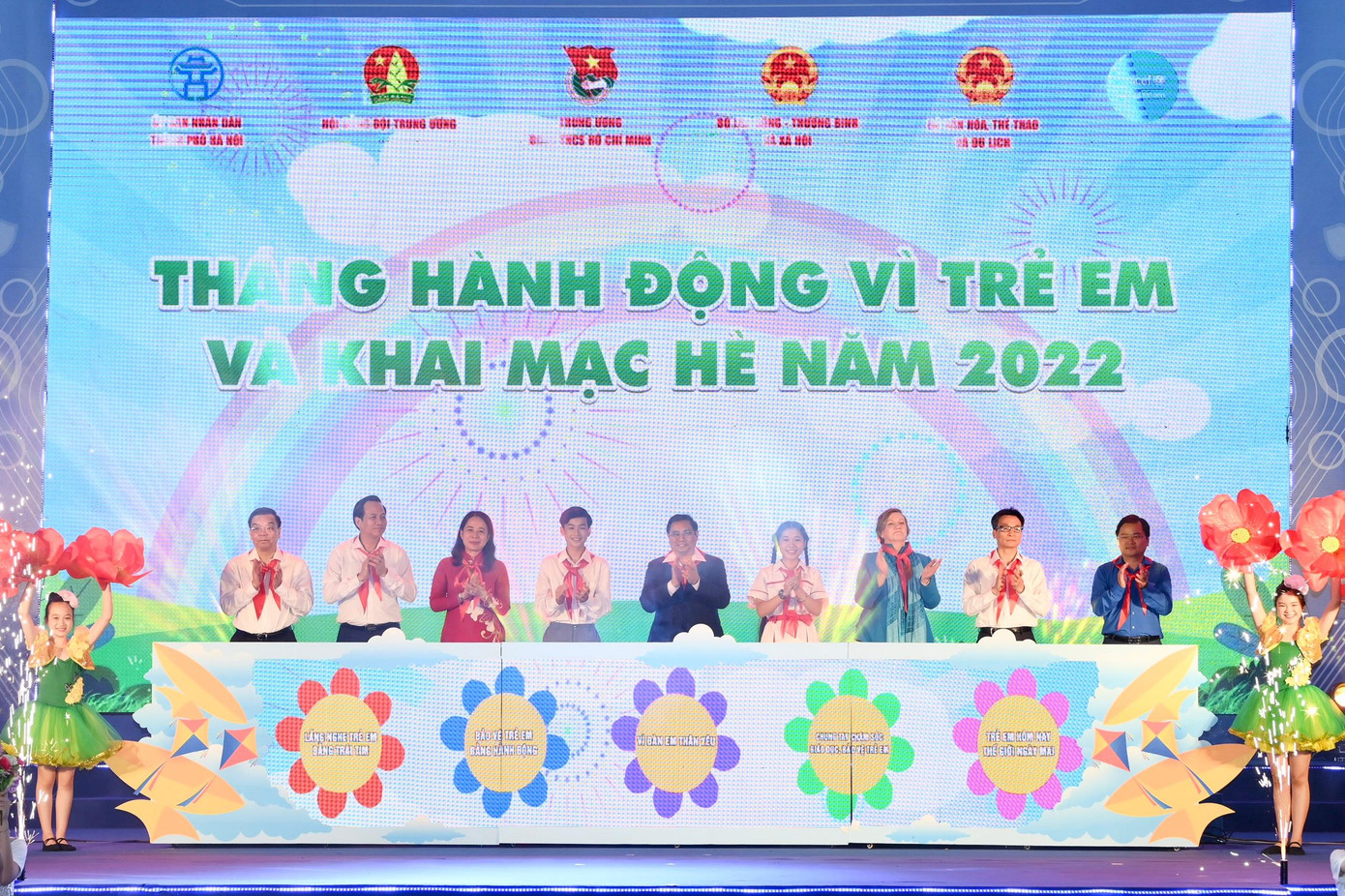 Các đại biểu nhấn nút Lễ phát động Tháng hành động vì trẻ em và Khai mạc hè năm 2022. Ảnh: Như Ý Các đại biểu nhấn nút Lễ phát động Tháng hành động vì trẻ em và Khai mạc hè năm 2022. Ảnh: Như Ý