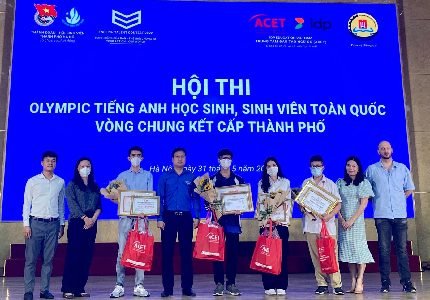 Ban tổ chức trao giải thưởng cho các thí sinh đoạt giải cao