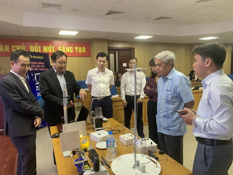 Tác giả trình bày công trình, sáng kiến trước Hội đồng Giám khảo chương trình "Tri thức trẻ vì giáo dục" năm 2020. Tác giả trình bày công trình, sáng kiến trước Hội đồng Giám khảo chương trình "Tri thức trẻ vì giáo dục" năm 2020.