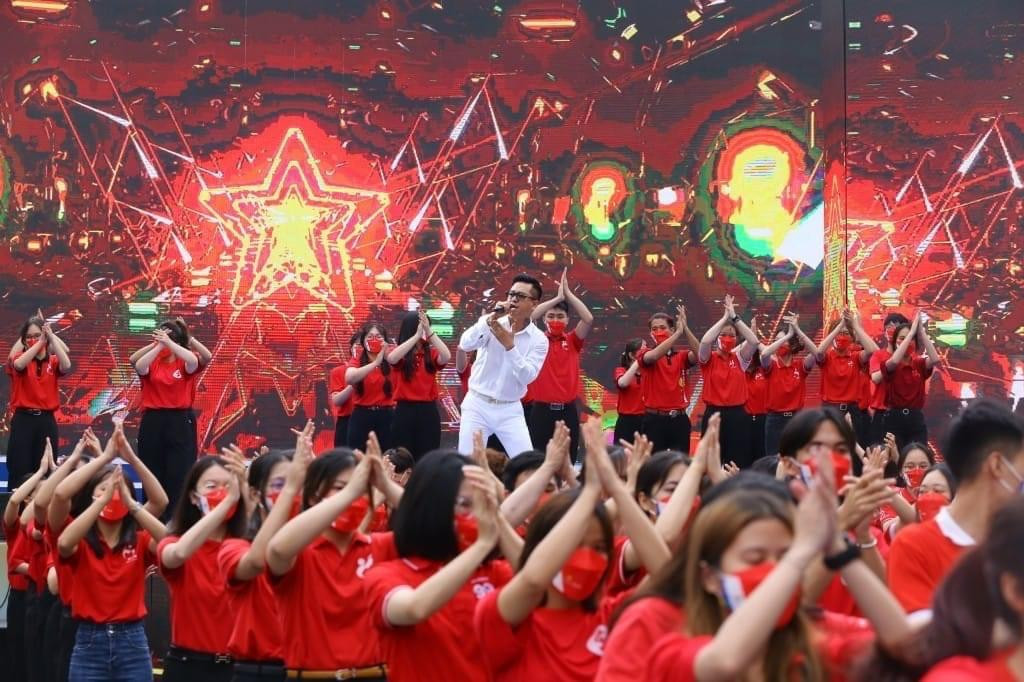 Ca sĩ Tuấn Hưng khuấy động lễ khai mạc Festival Thanh niên Đông Nam Á