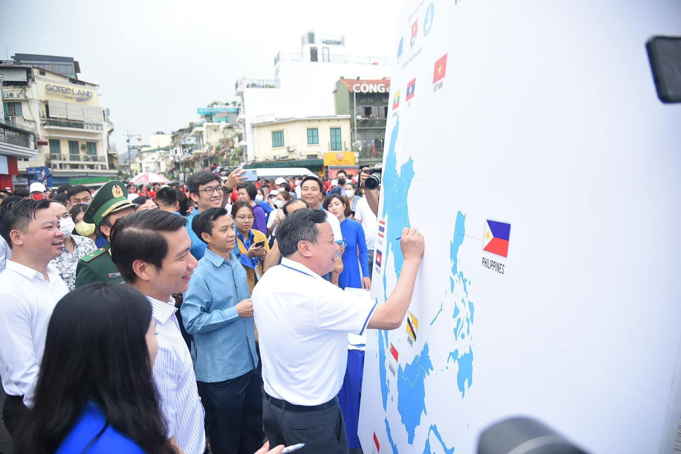 Các đại biểu ký tên lên bản đồ các nước Đông Nam Á