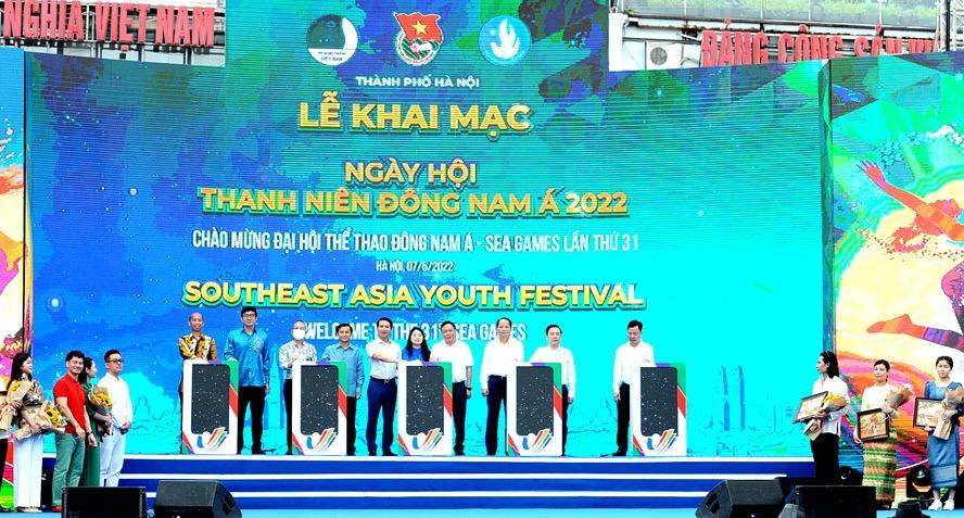 Các đại biểu nhấn nút khởi động Festival Thanh niên Đông Nam Á
