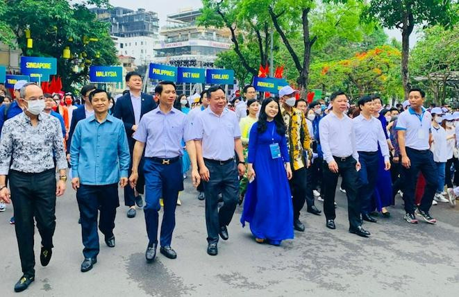 Các đại biểu đã tham gia đi bộ hưởng ứng “Vì một Đông Nam Á đoàn kết”