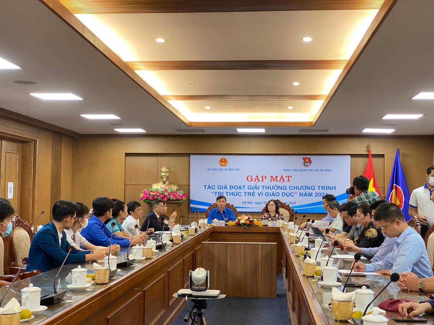 Bộ GD&ĐT gặp mặt các tác giả, nhóm tác giả của 11 công trình, sáng kiến lọt vào vòng chung khảo Chương trình “Tri thức trẻ vì giáo dục” năm 2021 Bộ GD&ĐT gặp mặt các tác giả, nhóm tác giả của 11 công trình, sáng kiến lọt vào vòng chung khảo Chương trình “Tri thức trẻ vì giáo dục” năm 2021