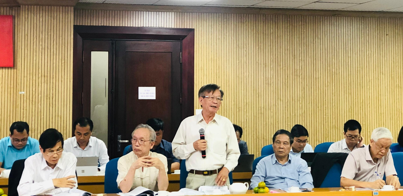 Các đại biểu trao đổi tại hội nghị