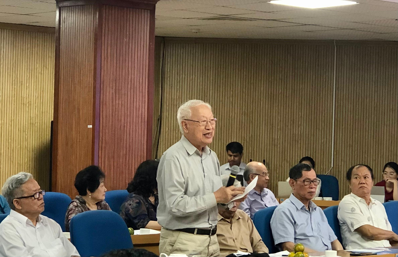 Các đại biểu trao đổi tại hội nghị