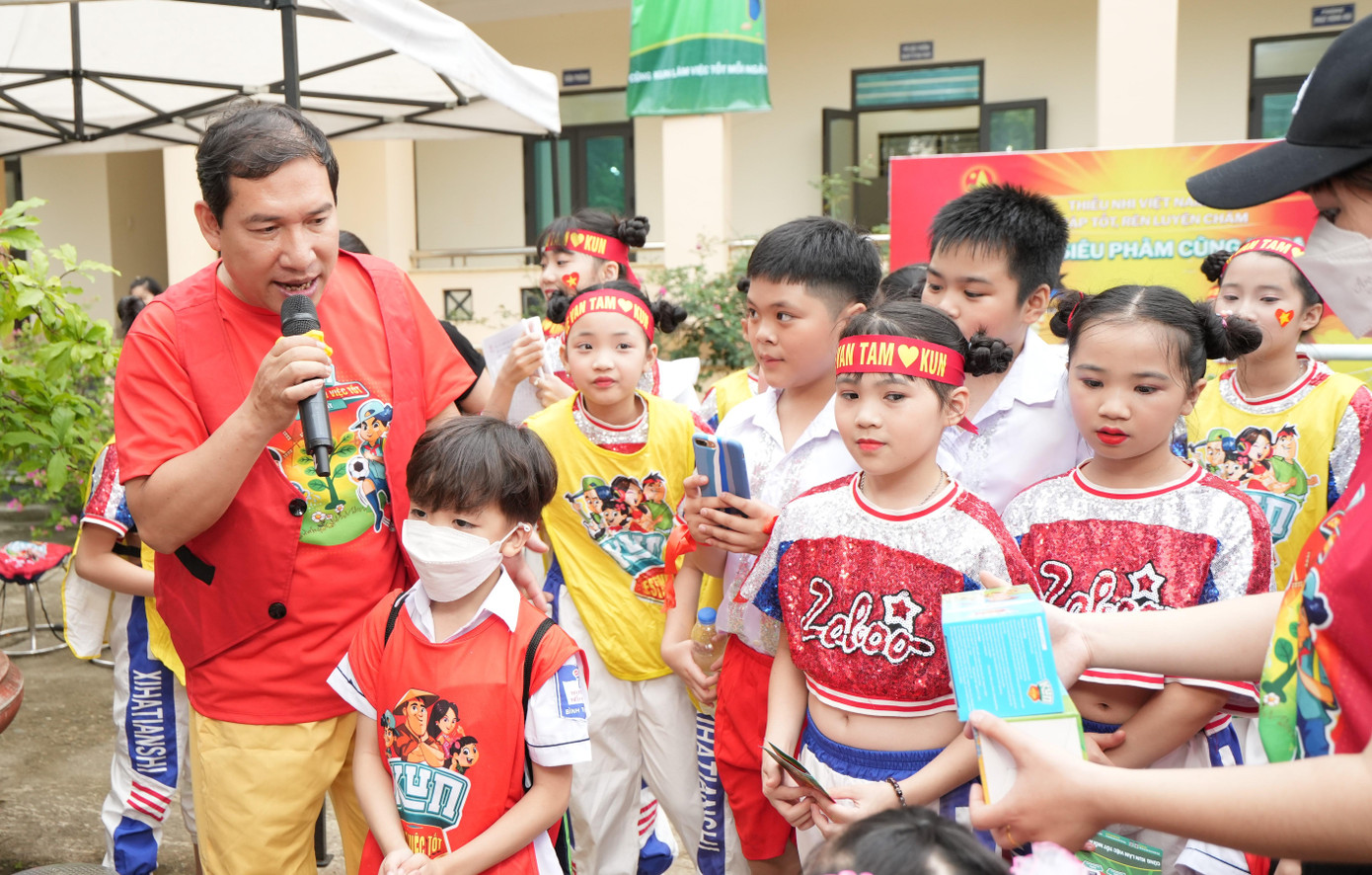 Nghệ sĩ Quang Thắng giao lưu với các em học sinh Trường Tiểu học Bình Thuận (TP.Tuyên Quang, tỉnh Tuyên Quang)