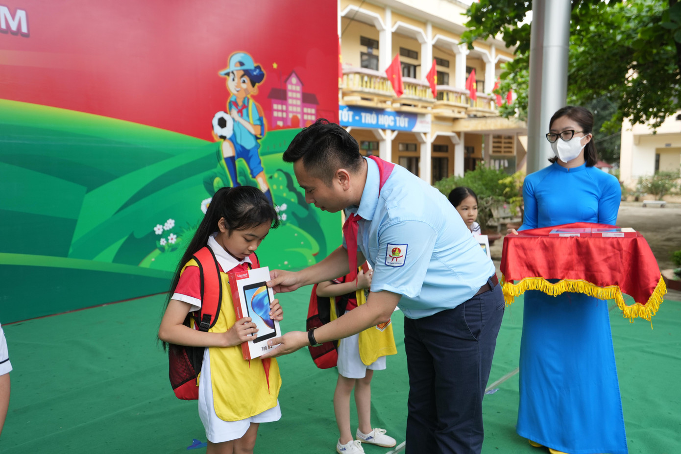 Đại diện Hội đồng Đội T.Ư trao tặng máy tính bảng cho học sinh trường Tiểu học Bình Thuận (TP.Tuyên Quang, tỉnh Tuyên Quang)