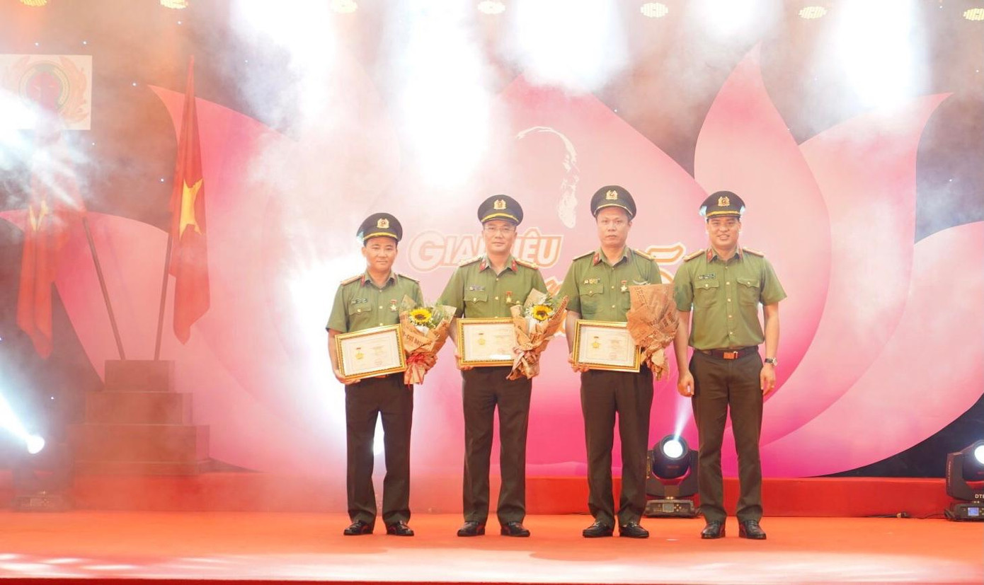 Trung tá Đồng Đức Vũ, Bí thư Đoàn Thanh niên Bộ Công an trao Kỷ niệm chương “Vì thế hệ trẻ” cho 3 lãnh đạo Cục Hậu cần.