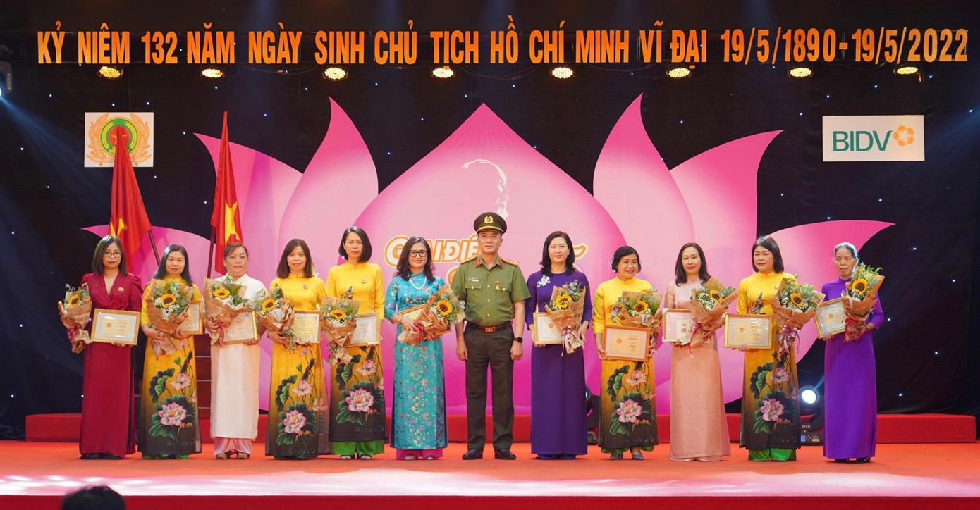 Trao kỷ niệm chương “Vì sự tiến bộ phụ nữ” của Hội Liên hiệp phụ nữ Việt Nam.
