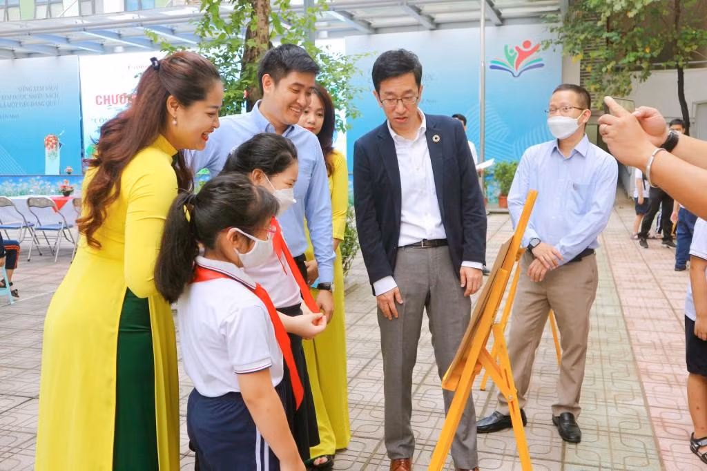 Các đại biểu và học sinh xem tranh vẽ Công viên xanh trong lòng thành phố