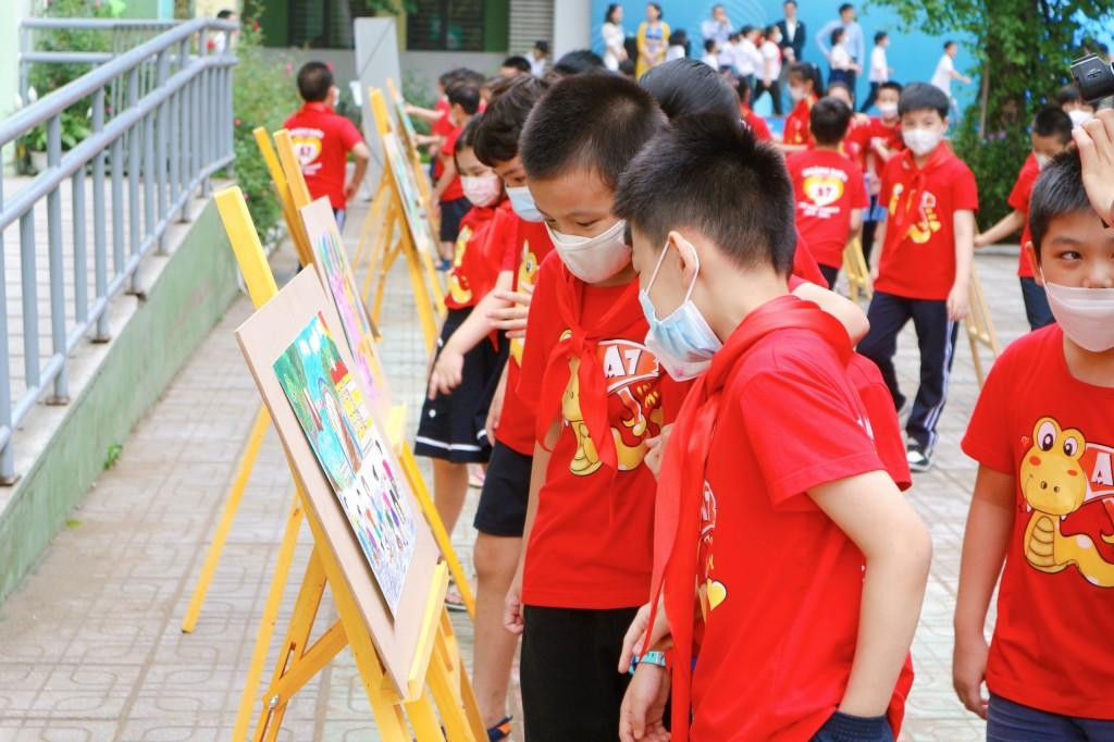 Học sinh trường Tiểu học Hoàng Diệu và các bức tranh vẽ về chủ đề "Công viên xanh trong lòng thành phố" Học sinh trường Tiểu học Hoàng Diệu và các bức tranh vẽ về chủ đề "Công viên xanh trong lòng thành phố"