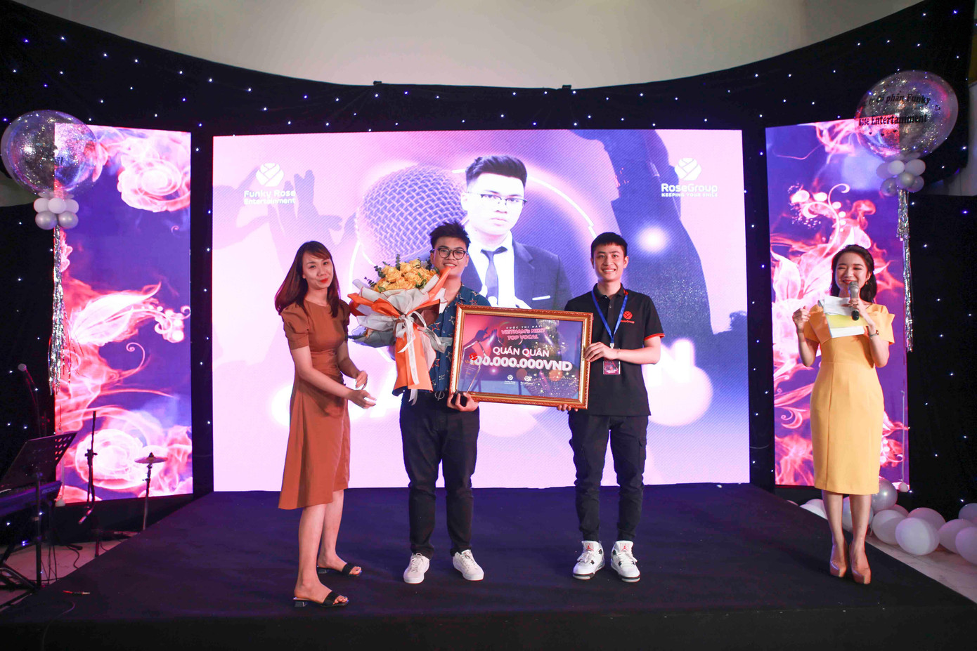 Ban tổ chức trao giải quán quân cho Nguyễn Hải Anh Ban tổ chức trao giải quán quân cho Nguyễn Hải Anh