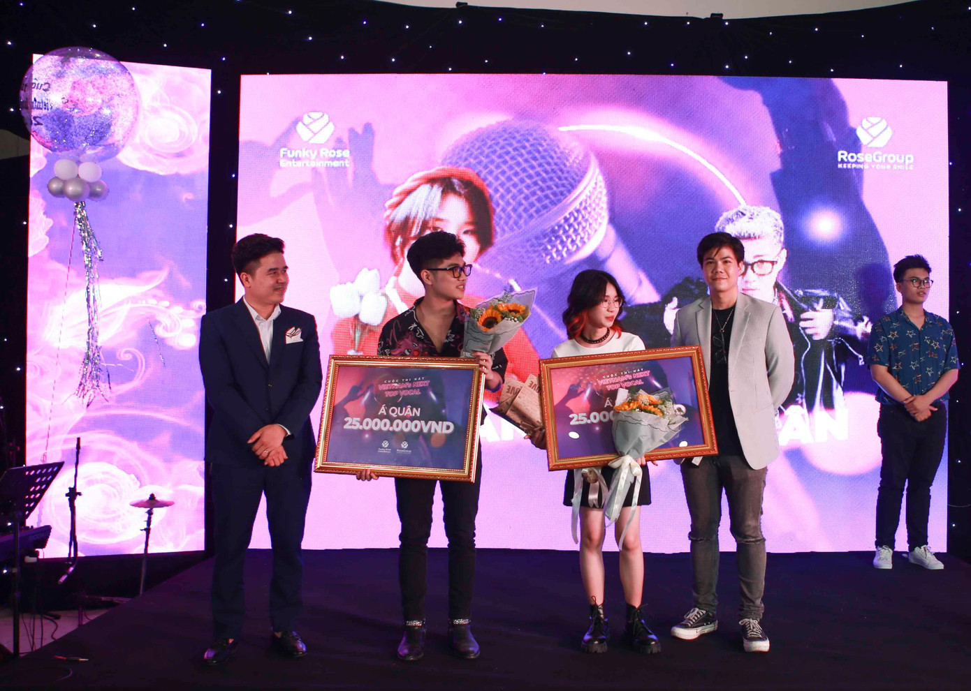 Ban tổ chức trao giải nhì cuộc thi Ban tổ chức trao giải nhì cuộc thi