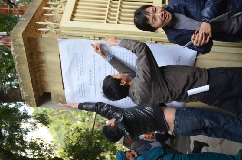 UBND phường Bạch Đằng dán thông báo yêu cầu tạm dừng hoạt động tại cửa số 9 Trần Thánh Tông