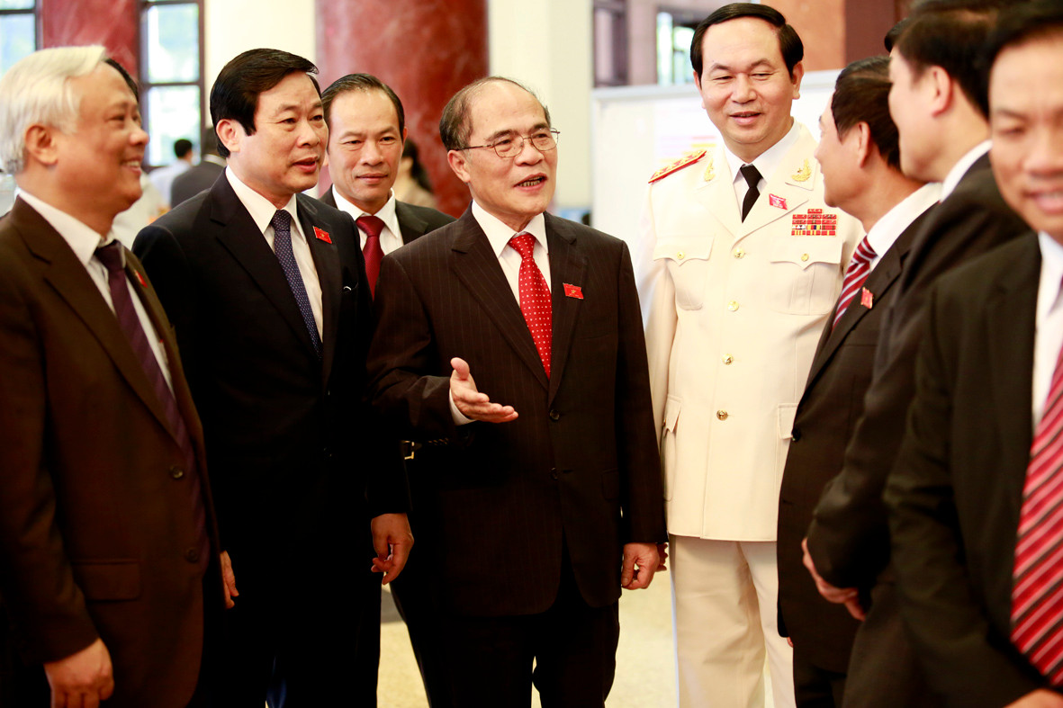 Chủ tịch Quốc hội Nguyễn Sinh Hùng cùng các đại biểu dự kỳ hợp thứ 4, Quốc hội khóa XIII 