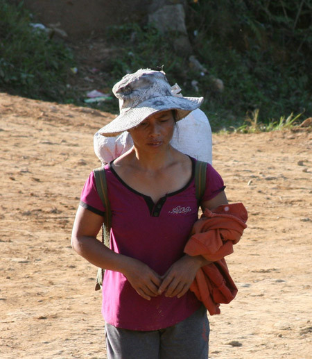 Từ khi chồng bị bắt, chị Riêu phải cáng đáng hết việc nhà và nuôi 2 con nhỏ