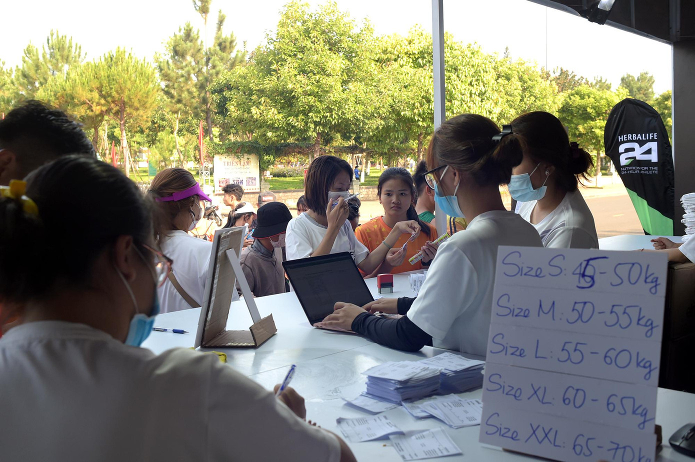 Các đơn vị tài trợ, đồng hành với Tiền Phong Marathon đã có nhiều hoạt động ý nghĩa dành cho các vận động viên. Trong đó, Herbalife Nutrition tặng một bộ quà, gồm túi đeo,áo phông... cho các vận động viên.