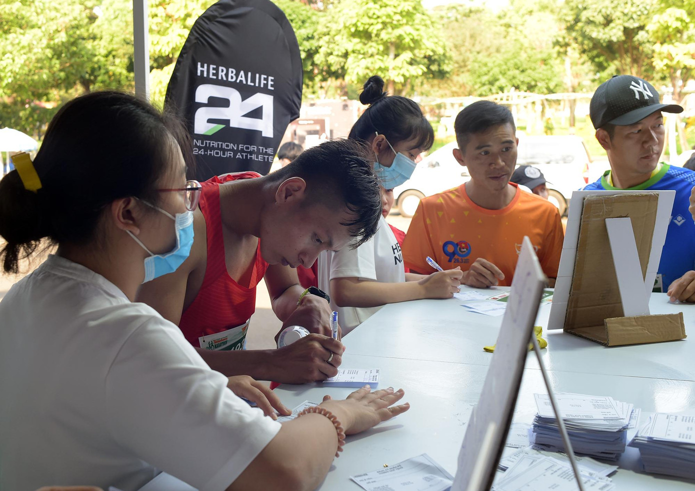 Các vận động viên chỉ cần cung cấp BIB cho nhân viên phụ trách quầy để nhận quà.