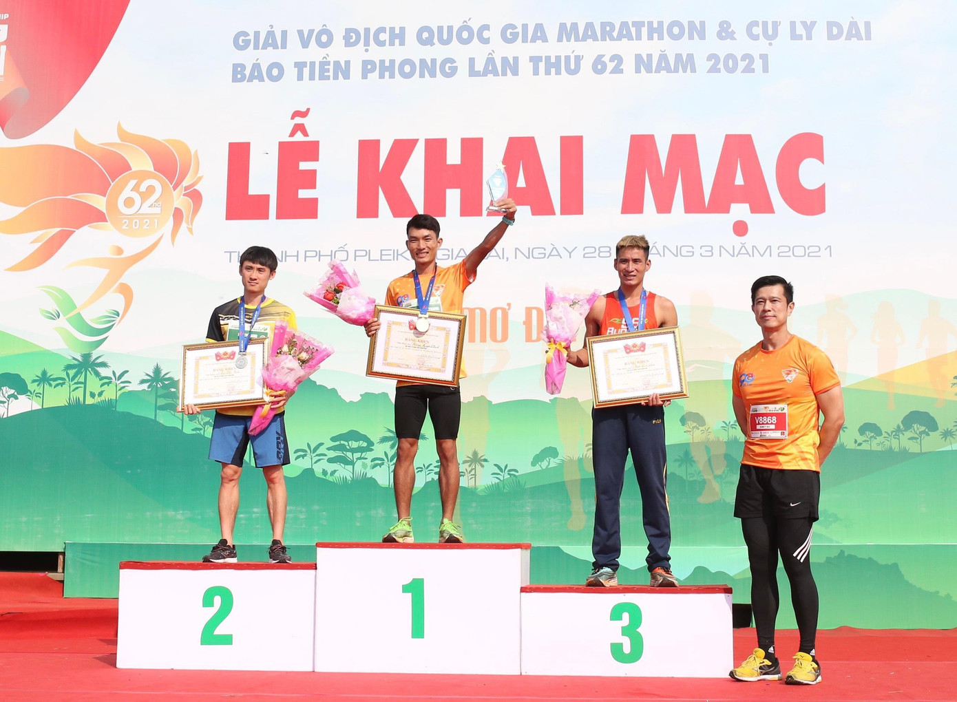 Hoàng Nguyên Thanh bảo vệ thành công chức vô địch ở nội dung marathon tại Tiền Phong Marathon năm 2021.