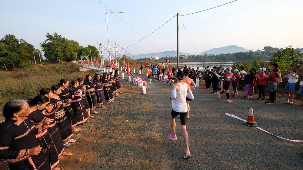 Đây là năm thứ ba, giải chạy của Báo Tiền Phong tổ chức tại tỉnh Gia Lai. Người dân ở Peleiku thận thiện đón chào và nhiệt tình cổ vũ cho các vận động viên thi tài.